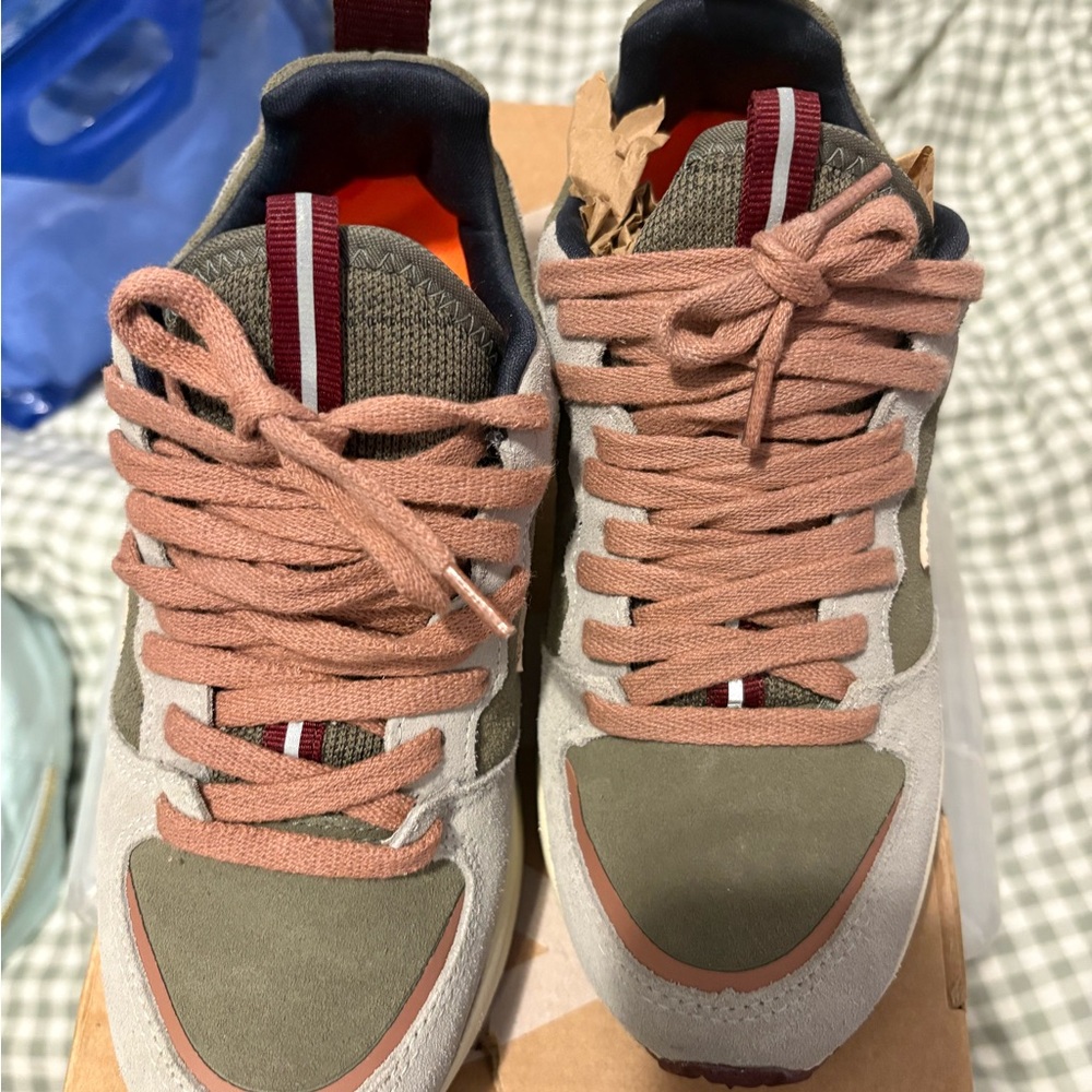 Veja Venturi suede Olive and Pink Sneakers
